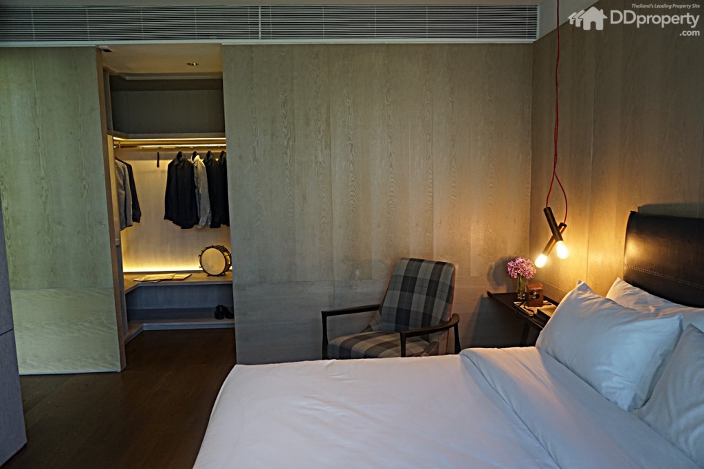 Issara CollectionIssara Collection 071-100