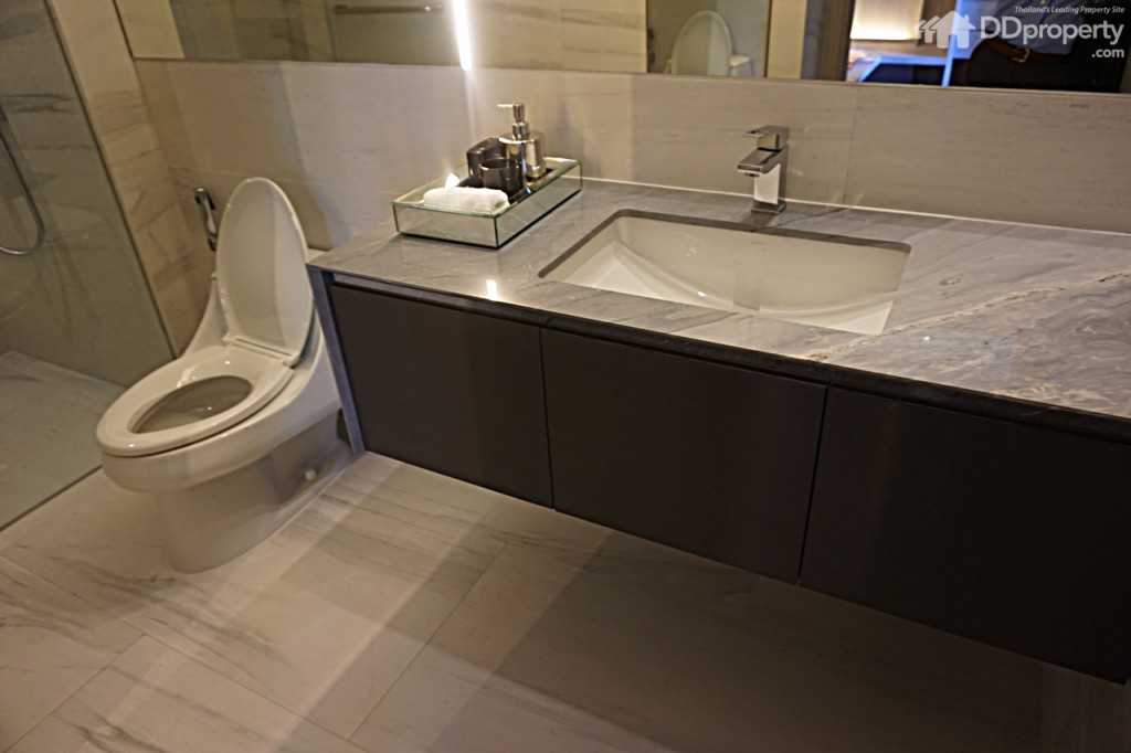 Issara CollectionIssara Collection 074-103