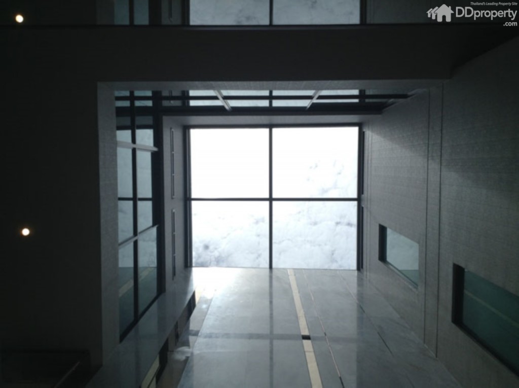 พื้นที่กลางบ้านจากพื้นถึงเพดานสูงโปร่งถึง 3 ชั้น ประมาณ 10 ม. พร้อมเพดานกระจกเทมเปอร์ลามิเนต Moon Roof  ที่สามารถเปิดปิดด้วยระบบรีโมท