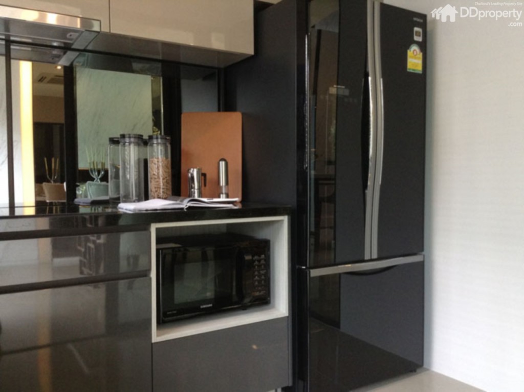 ส่วนของครัวเป็นแบบ See-Thru Kitchen ครัวล้ำสมัยแยกสัดส่วนด้วยผนังกระจก ภายในเป็นชุดครัวของโมเดอร์นฟอร์ม หน้าบานไฮกรอส พร้อมที่ดูดควัน ซิ้งค์ และเตาไฟฟ้า ของ Teka (ได้จริงตามภาพ) 