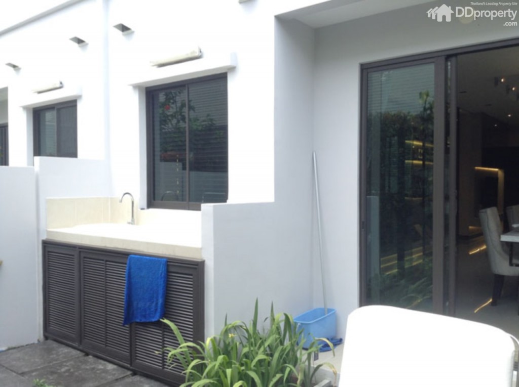 ภายในบ้านเชื่อมต่อกับสวนหย่อมแนวตั้ง รวมถึงครัวไทยและส่วนซักล้าง พร้อมปั๊มน้ำและถังเก็บน้ำ 