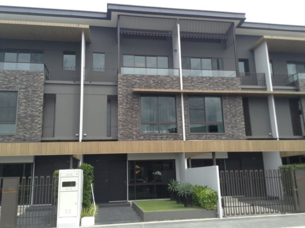 เริ่มที่หน้าบ้านเป็นลานจอดรถ ยกพื้นสูงส่วนหนึ่งให้เป็นที่ปลูกต้นไม้ และวางกระถางต้นไม้ได้ ด้านบนมีผ้าใบกันสาด ปรับเลื่อนด้วยระบบรีโมทเช่นเดียวกัน