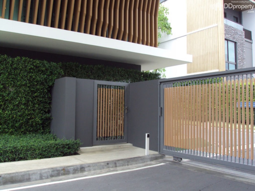 ข้างประตูทางเข้าโครงการ อาคารสีขาวเป็นอาคารนิติบุคคล ถัดกันเป็นสำนักงานขาย