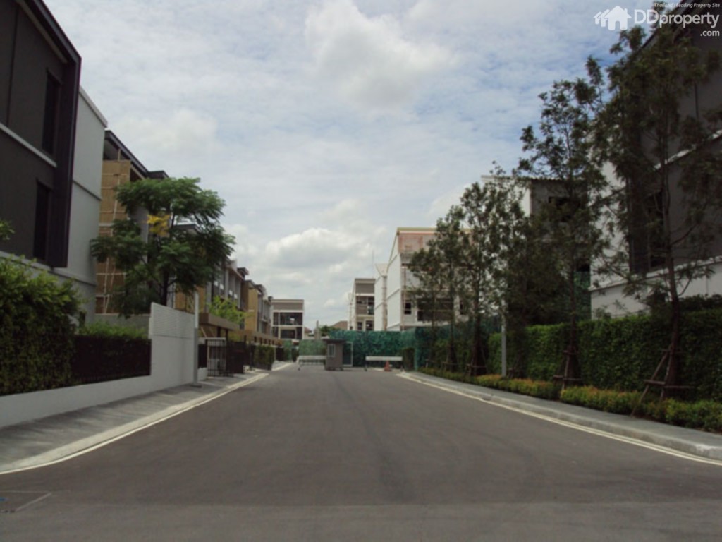 พื้นที่ด้านหลังก่อสร้างบ้านแบบ Urbanista