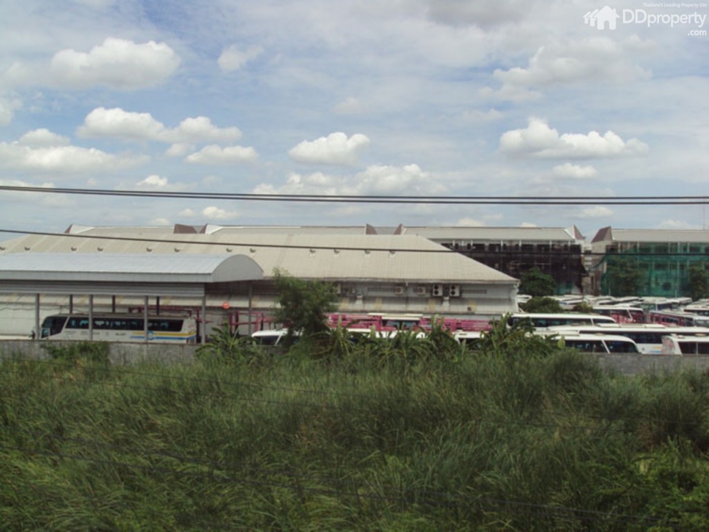 ออกจากซุ้มประตูโครงการ ฝั่งซ้ายมือ เป็นซอยตัน ไม่มีรถเข้าออกให้วุ่นวายใจ