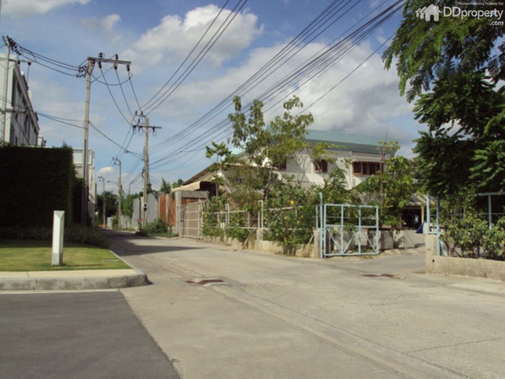 นอกโครงการ มองในมุมสูงเห็นอู่รถทัวร์ สมบัติทัวร์