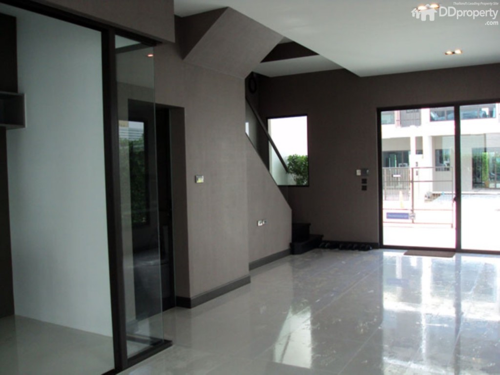 ภายในบ้านเป็นพื้นที่โล่ง กว้าง มีมุมพักผ่อนชั้นล่างเชื่อมต่อสวน ให้บ้านดูมีชีวิตชีวาสไตล์ Pano Living Room และห้องน้ำ 