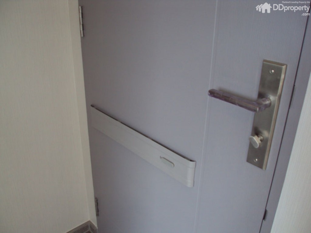 เครื่องควบคุมอุณหภูมิภายในบ้านทั้งหลัง ติดอยู่บนชั้น2 สามารถสั่งการไปถึงตัวระบายอากาศภายในห้องนอนได้ ทั้งนี้ประตูห้องนอน มีที่ระบายอากาศให้ด้วย 