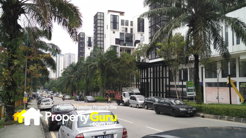 Pantai Hill Park retail outlets