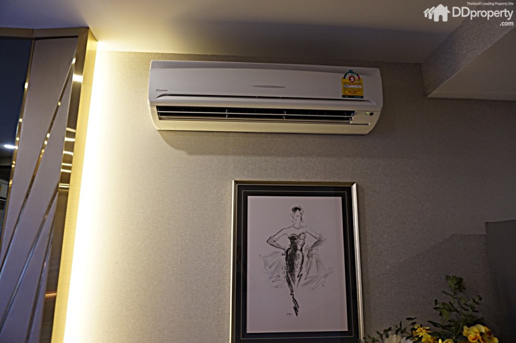 ห้องชุดจะมาพร้อมกับเครื่องปรับอากาศแบรนด์ Daikin  
