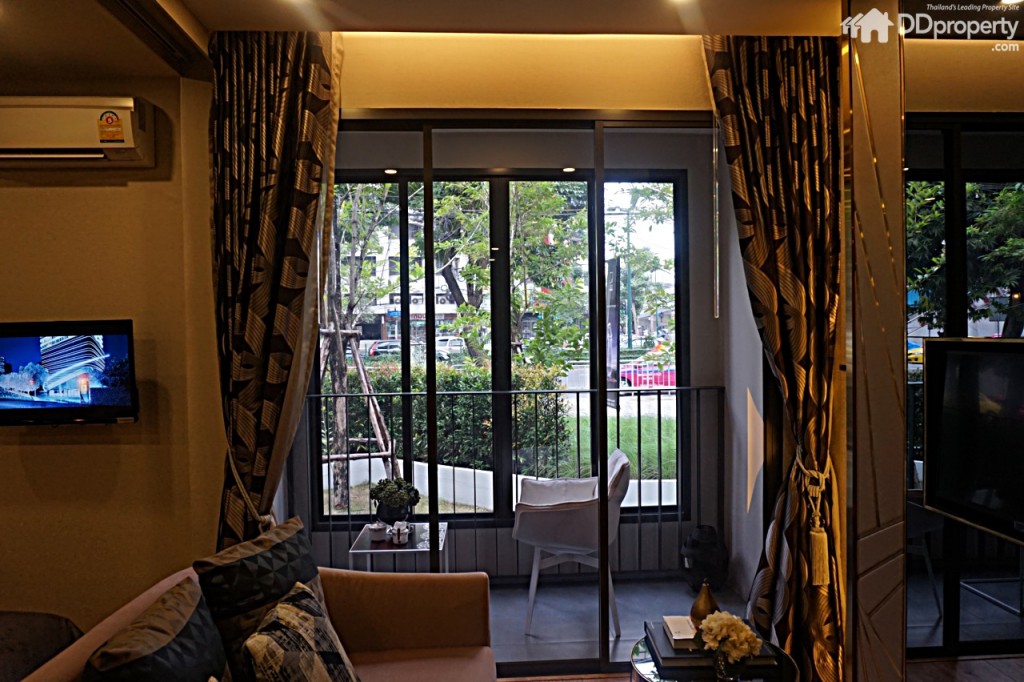 บริเวณ living room และ ระเบียงส่วนตัว