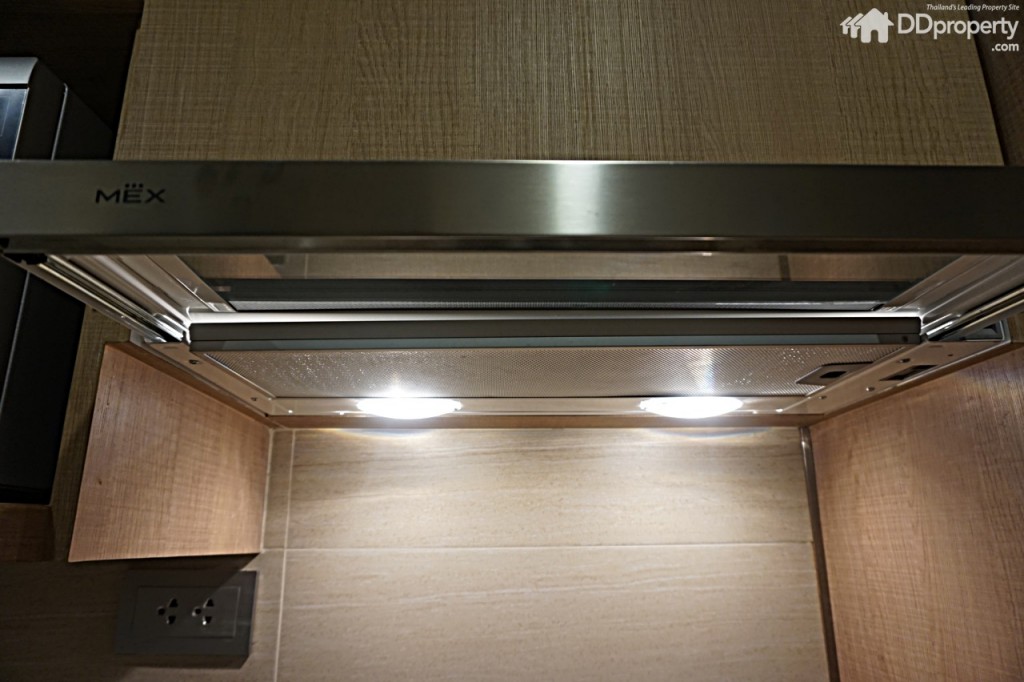 บริเวณครัว มีความสูงเพดาน 2.4 เมตร โครงการมีให้เฉพาะเตาและที่ดูดควันแบรนด์ MEX ส่วนเครื่องใช้ไฟฟ้าไม่ได้แถมให้  