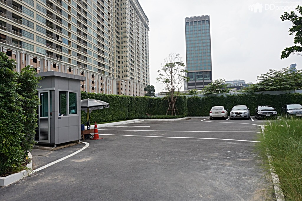 ลานจอดรถสำหรับรองรับลูกค้าที่เข้ามาเยี่ยมชมโครงการ