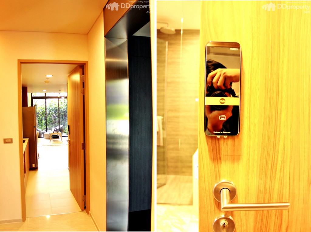 ประตูทางเข้าห้องอยู่ด้านขวามือ