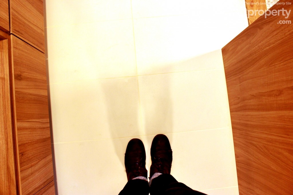 พื้นห้องครัวเป็นกระเบื้องผิวเรียบ