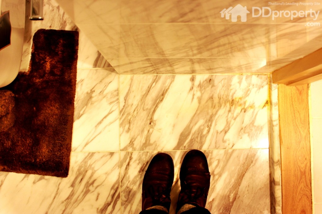 พื้นห้องน้ำเป็นกระเบื้องลายหินอ่อน