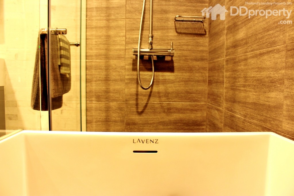 อ่างอาบน้ำทรงสี่เหลี่ยมจัตุรัส ดูแปลกตา แต่เรื่องการใช้งานถือว่ายอดเยี่ยมลงตัว