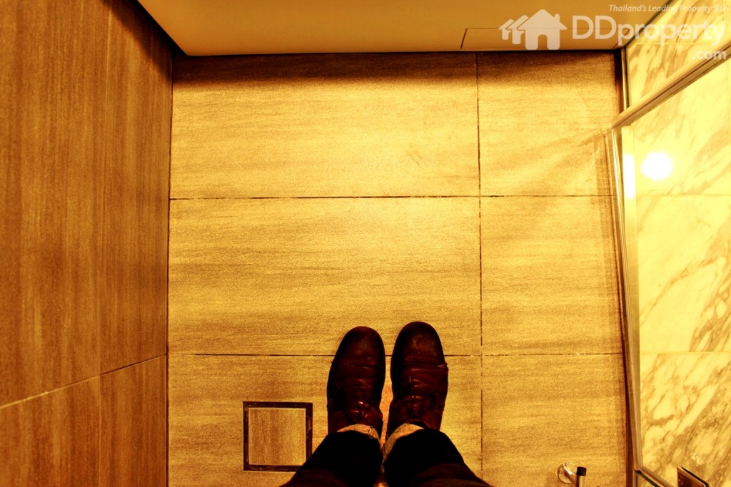 พื้นห้องน้ำเป็นกระเบื้องผิวหยาบ