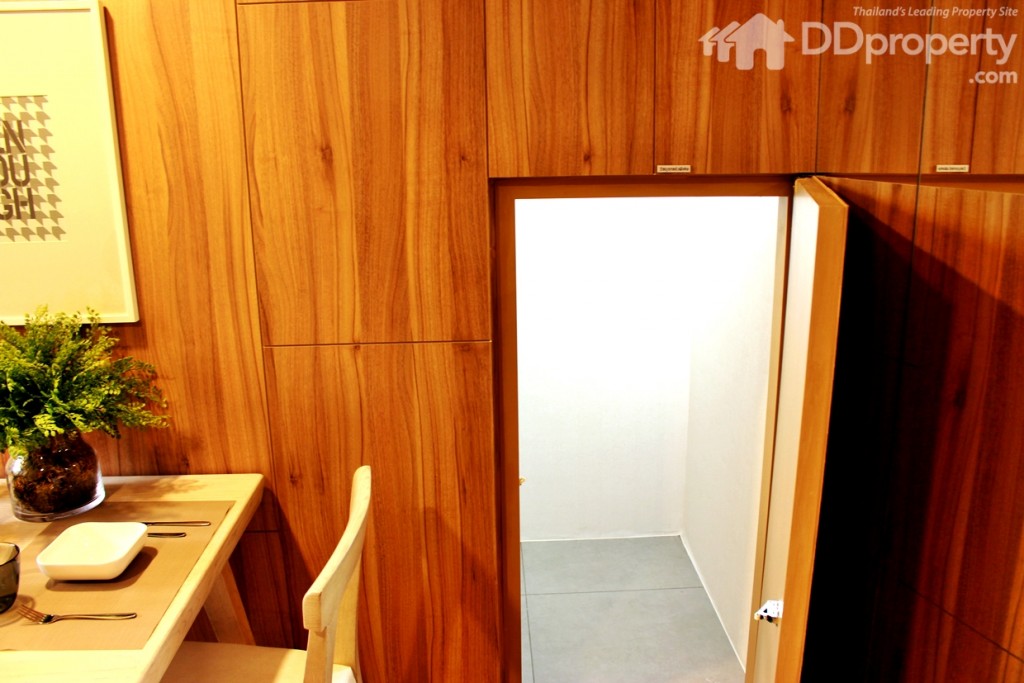 ห้องเก็บของใต้บันได ข้างโต๊ะกินข้าว