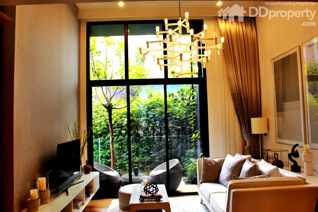 ด้วยความสูงของตัวห้องให้ความรู้สึกที่โล่งโปร่งสบาย