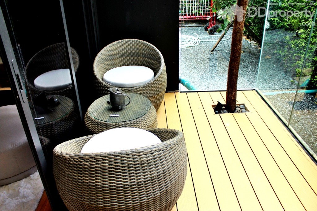 ไม้ยืนต้นบริเวณระเบียงช่วยสรา้งความร่มรื่น