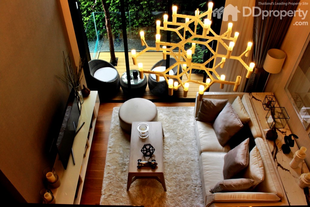 มุมมองจากห้องนอนชั้นลอยลงมาห้องโถ่งกลาง