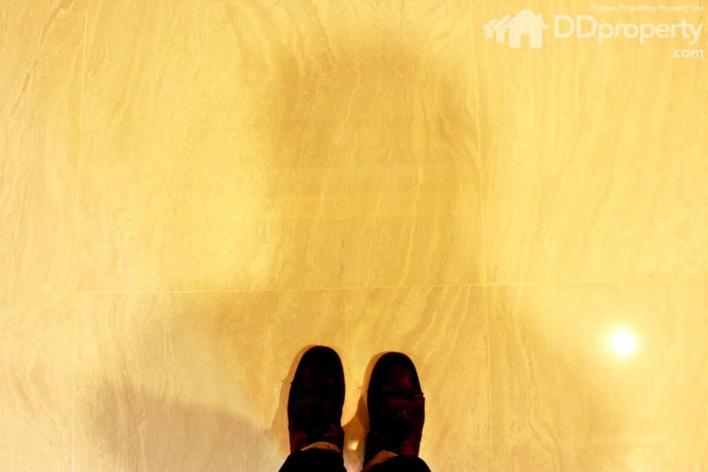 พื้น Foyer เป็นกระเบื้องผิวเรียบ