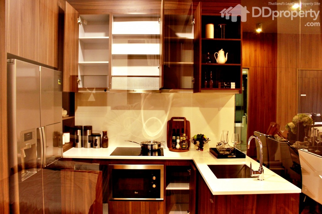 ชุดครัวบิวท์อินด้วยไม้เรดโอ๊ก ให้อารน์ที่ดูสุขุมหรูหรา