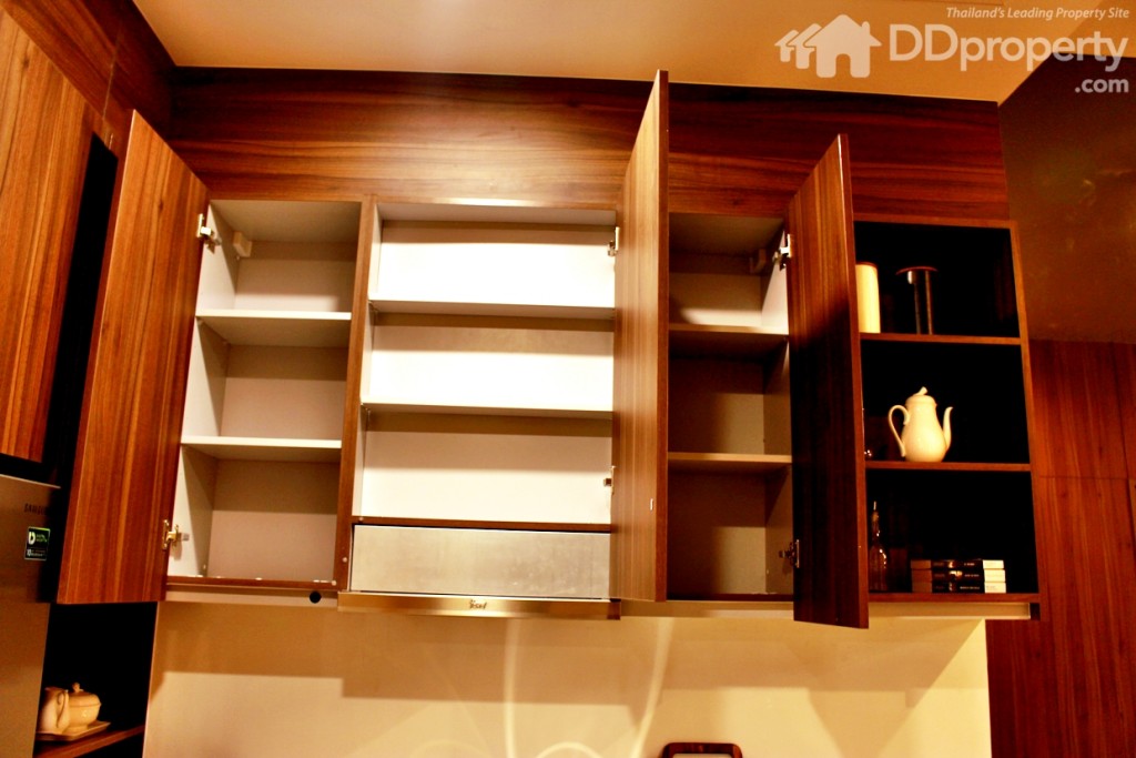 ที่เก็บของชั้นบนครัวถูกบิวท์อินแบบลอยตัว