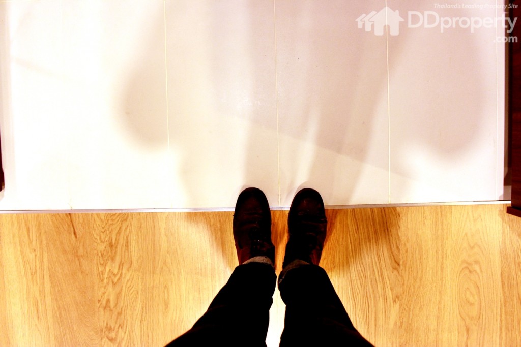 พื้นห้องครัวเป็นพื้นกระเบื้อง ส่วนห้องนั่งเล่นเป็นพื้น