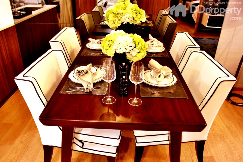 โต๊ะอาหารเป็นลายไม้สีเข้มให้ความรู้สึกขรึมๆ มีระดับ