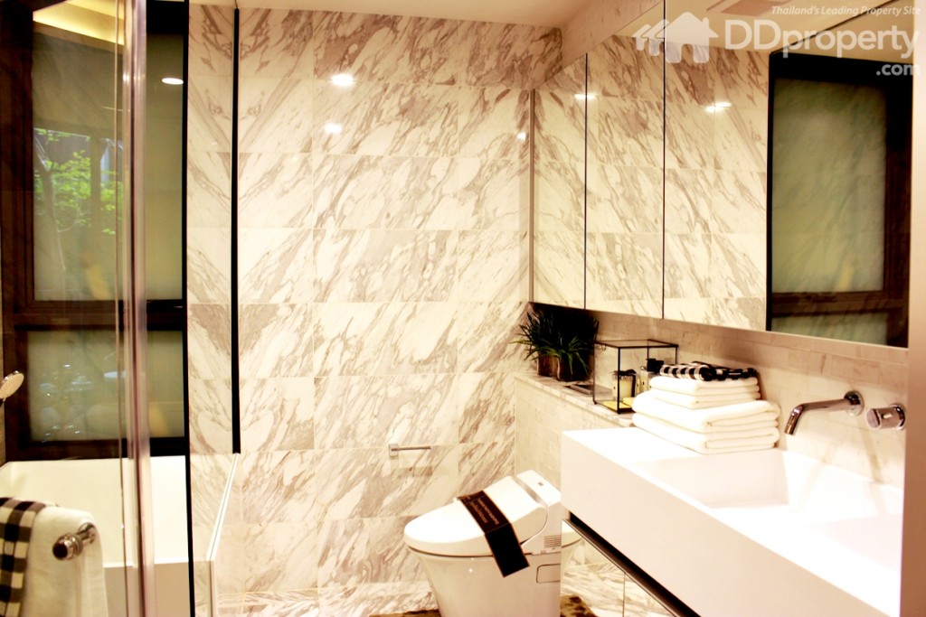 ภายในห้องน้ำเป็นลายหินอ่อน