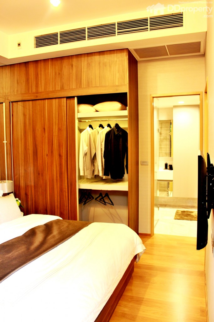 จากห้องนอนใหญ่สามารถทะลุไปยังห้องน้ำได้โดยตรง