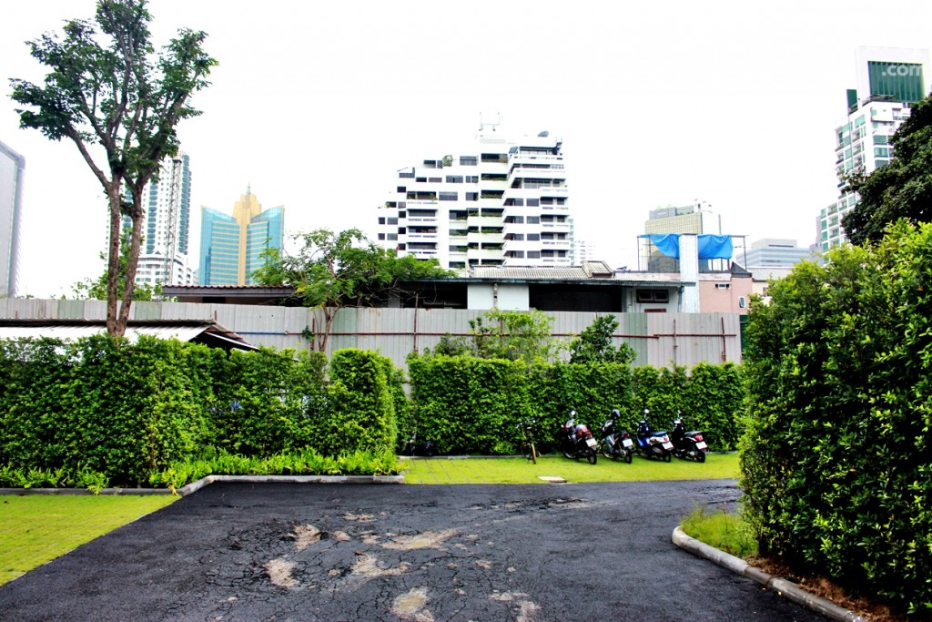 มุมมองจากที่ตั้งโครงการด้านทิศตะวันตก