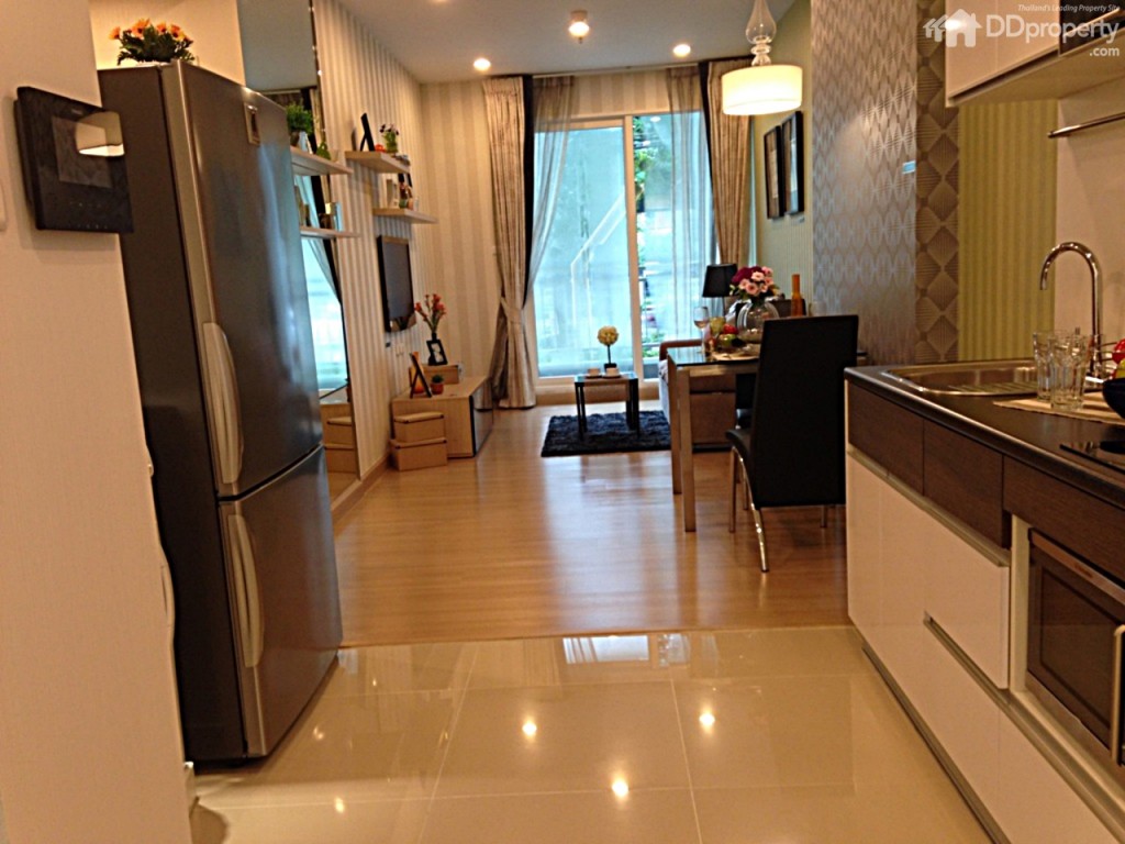 ห้องแบบนี้เปิดประตูห้องมาจะเป็นมุมห้องครัว   •ห้องครัว :  ได้ครบชุด (ยกเว้นเครื่องใช้ไฟฟ้า) โดยห้องครัว ประกอบด้วย เคาน์เตอร์ล้างจาน พร้อมเตาไฟฟ้าและเครื่องดูดควัน ตู้ด้านล่าง และตู้ด้านบน ส่วนฝั่งตรงข้ามครัวออกแบบให้วางตู้เย็นและเครื่องซักผ้า 