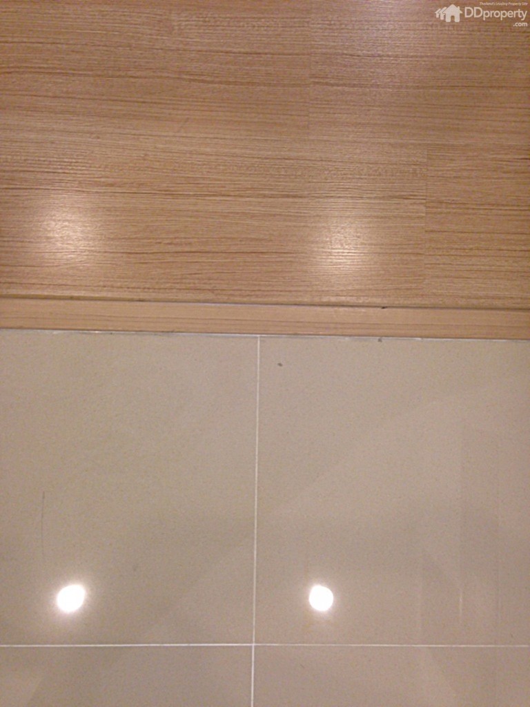 •พื้นห้อง: ถ้าเป็นห้องครัวและห้องน้ำจะเป็นพื้นกระเบื้อง ส่วนพื้นห้องอื่นๆ จะเป็นพื้นไม้ลามิเนต  