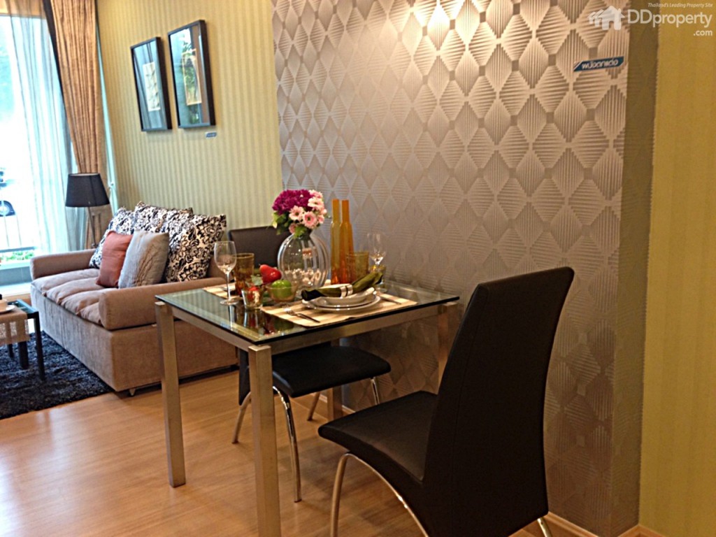 •มุมอเนกประสงค์: ด้านขวามือของห้องถัดจากมุมครัวห้องครัว ก่อนถึงห้องนั่งเล่น จะมีมุมอเนกประสงค์ให้ผู้อยู่อาศัยเลือกใช้สอยตามความต้องการ โดยห้องตัวอย่างออกแบบมุมนี้ไว้เป็นมุมรับประทานอาหาร  