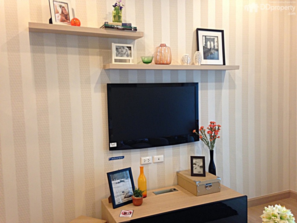 •ห้องนั่งเล่น: ถัดจากมุมอเนกประสงค์ก็จะเป็นห้องนั่งเล่น ออกแบบให้มีชั้นวางทีวี และติดกับระเบียง พื้นที่บริเวณนี้มีความกว้างพอที่จะวางโซฟาเบดแบบ 3 ที่นั่ง (2 ที่นั่งปกติ และ 1 ส่วนที่เป็นเบด) 