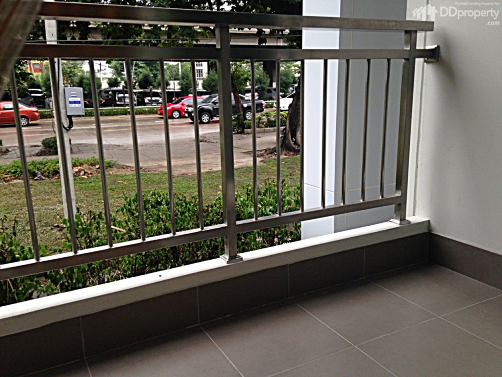 •ระเบียง: พื้นที่บริเวณนี้ พื้นจะเป็นกระเบื้อง มีพื้นที่บางส่วนในการแขวนและวางคอมเพรสเซอร์แอร์ ซึ่งถือว่าระเบียง Type นี้มีความกว้างในการใช้งานได้จริง เมื่อวางคอมเพรสเซอร์แอร์แล้วยังมีพื้นที่ใช้สอยเหลือให้ทำประโยชน์อย่างอื่นได้ ซึ่งหากห้องชุดที่อยู่ทิศใต้สามารถยืนชมวิวบางกระเจ้าบริเวณนี้ได้ 