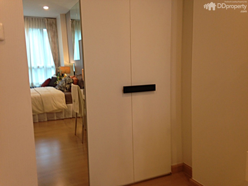 •ห้องนอน: ทางเข้าห้องนอนจะอยู่ใกล้กับมุมอเนกประสงค์ โดยส่วนที่เป็นห้องนอนถือว่าค่อนข้างกว้าง มีพื้นที่วางตู้เสื้อผ้า โต๊ะเครื่องแป้ง และมุมนั่งเล่นพักผ่อนริมหน้าต่าง และยังออกแบบให้มีส่วนที่วางทีวีในห้องนอนได้ (ห้องจริงจะเป็นห้องเปล่า แต่วางระบบทีวีไว้ให้ และให้เครื่องปรับอากาศ 15000 BTU)