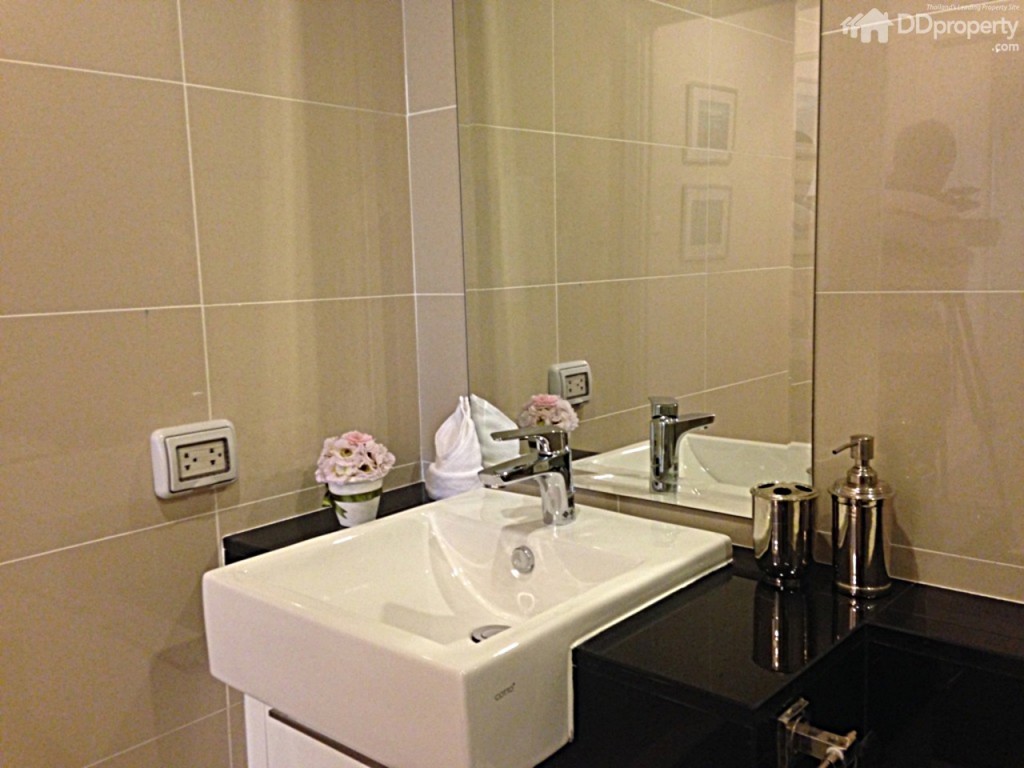 •ห้องน้ำ: ติดกับห้องครัวจะเป็นห้องน้ำ โดยในส่วนของห้องน้ำจะได้ครบชุด แยกส่วนแห้งและส่วนเปียกด้วยกระจกกั้นนิรภัย มีพัดลมระบายอากาศ สำหรับพื้นที่ส่วนแห้ง ประกอบด้วย อ่างล่างหน้า กระจก ตู้ด้านล่างอ่างล้างหน้า สุขภัณฑ์+ที่แขวนทิชชู+สายฉีด ราวแขวนผ้า ส่วนพื้นที่เปียก มีชุดฝักบัวแบบธรรมดาและแบบเรน ชาวเวอร์ พร้อมเครื่องทำน้ำอุ่น 