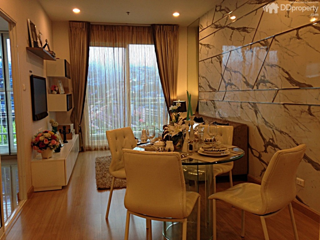 ห้องแบบนี้เปิดประตูห้องมา จะเป็นมุมอเนกประสงค์ ซึ่งโครงการจะออกแบบให้เป็นที่นั่งรับประทานอาหาร ส่วนฝั่งขวามือจะเป็นห้องน้ำและห้องเก็บของ ส่วนฝั่งซ้ายมือจะเป็นห้องครัวที่กั้นเป็นสัดส่วน และความพิเศษของ Type นี้คือ มี 2 ระเบียง โดยระเบียงแรก จะยาวจากห้องนั่งเล่นจนถึงห้องครัว ซึ่งทำให้ทั้ง 2 ห้องมีความโปร่ง และระบายอากาศได้ดี ส่วนระเบียงที่ 2 จะอยู่ในห้องนอนใหญ่หรือMaster Bedroom 