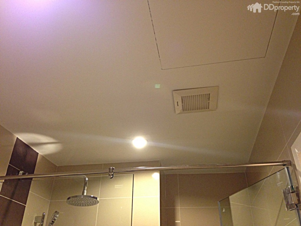 •ห้องน้ำ (ห้องที่ 1): ห้องน้ำห้องแรกจะอยู่ด้านนอกห้องนอน เมื่อเปิดประตูเข้ามาจะอยู่ฝั่งขวามือ โดยห้องน้ำจะได้ครบชุด แยกส่วนแห้งและส่วนเปียกด้วยกระจกกั้นนิรภัย มีพัดลมระบายอากาศ สำหรับพื้นที่ส่วนแห้ง ประกอบด้วย อ่างล่างหน้า กระจก ตู้ด้านล่างอ่างล้างหน้า สุขภัณฑ์+ที่แขวนทิชชู+สายฉีด ราวแขวนผ้า ส่วนพื้นที่เปียก มีชุดฝักบัวแบบธรรมดาและแบบเรน ชาวเวอร์ พร้อมเครื่องทำน้ำอุ่น 