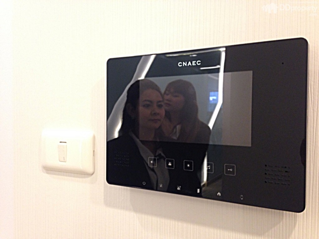 •ประตู:  ไม้ลามิเมต และมี VDO Door Phone ด้านในห้อง (ขึ้นอยู่กับเงื่อนไขของโครงการ) 