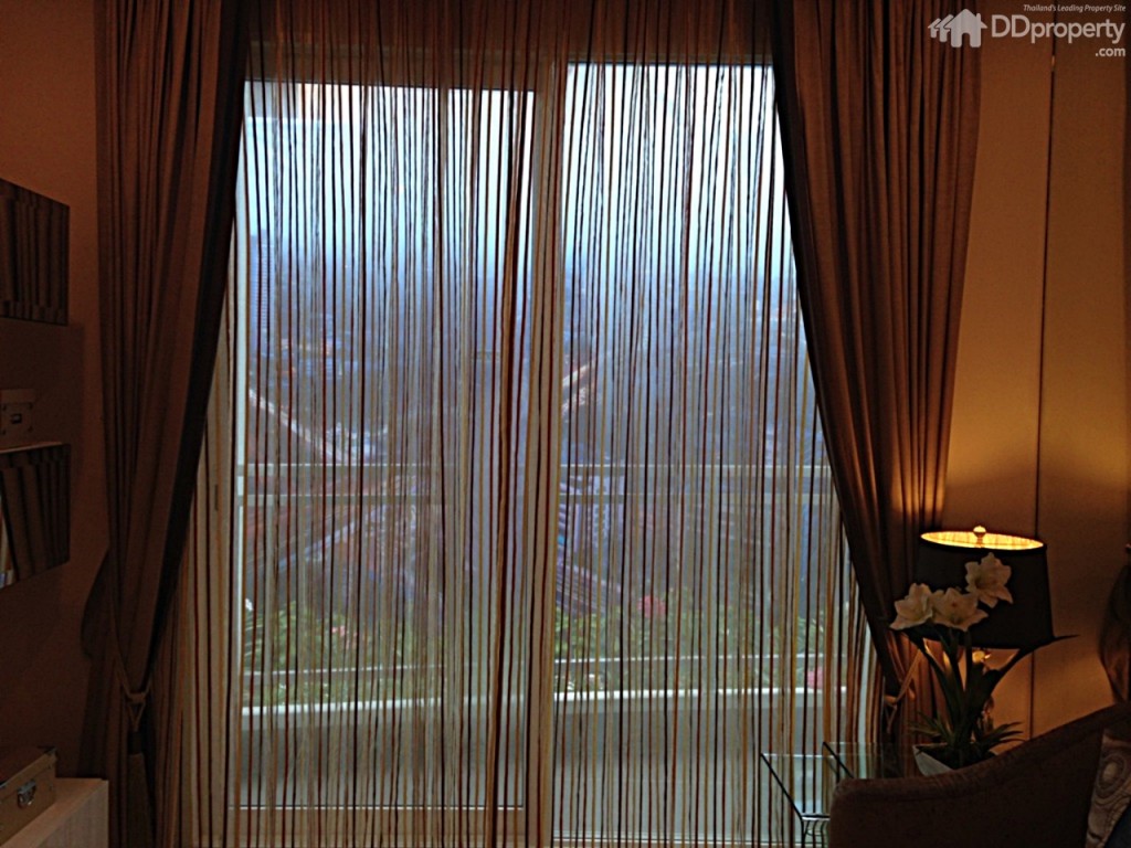 •ห้องนั่งเล่น: ถัดจากมุมอเนกประสงค์ก็จะเป็นห้องนั่งเล่น ออกแบบให้มีชั้นวางทีวี และติดกับระเบียง พื้นที่บริเวณนี้มีความกว้างพอที่จะวางโซฟาเบดแบบ 3 ที่นั่ง ซึ่งถ้ามุมที่วางโต๊ะรับประทานอาหารปล่อยเป็นพื้นที่โล่ง มุมนี้จะโปร่งและกว้างมาก