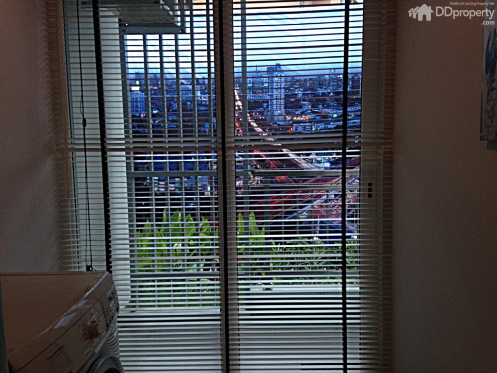 •ห้องครัว :  Type นี้ห้องครัวจะแยกเป็นสัดส่วน กั้นด้วยบานเลื่อนกระจกใส มีเคาน์เตอร์ครัวยาว และให้วางเครื่องซักผ้าและตู้เย็นบริเวณนี้ โดยห้องนี้จะได้อุปกรณ์ครบชุด (ยกเว้นเครื่องใช้ไฟฟ้า) ประกอบด้วย เคาน์เตอร์ล้างจาน พร้อมเตาไฟฟ้าและเครื่องดูดควัน ตู้ด้านล่าง และตู้ด้านบน ตัวครัวติดกับระเบียงฝั่งที่วางคอมเพรสเซอร์แอร์ สามารถเปิดออกไประเบียง หรือเปิดประตูกระจกฝั่งระเบียงไว้ระบายอากาศได้  