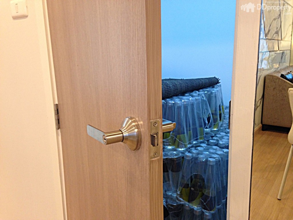 •ห้องเก็บของ: ออกแบบให้มีห้องเก็บของเป็นสัดส่วน อยู่ติดกับห้องน้ำห้องที่ 1