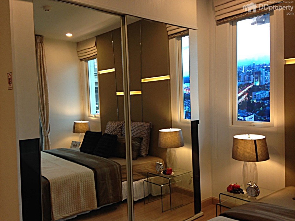 •Master Bedroom+ห้องน้ำในห้อง+ระเบียง: ทางเข้าห้องนอนจะอยู่ใกล้กับมุมอเนกประสงค์และห้องนั่งเล่น โดยส่วนที่เป็นห้องนอนถือว่าค่อนข้างกว้าง มีพื้นที่วางตู้เสื้อผ้า โต๊ะเครื่องแป้ง ออกแบบให้มีส่วนที่วางทีวีในห้องนอนได้ และมีระเบียงออกไปชมวิวได้ ซึ่งพื้นที่ระเบียงค่อนข้างกว้าง พร้อมกับมีห้องน้ำในตัว (ห้องจริงจะเป็นห้องเปล่า แต่วางระบบทีวีไว้ให้ และให้เครื่องปรับอากาศ)     ห้องน้ำ (ห้องที่ 2): ห้องน้ำในห้องนอนได้ครบชุด แยกส่วนแห้งและส่วนเปียกด้วยกระจกกั้นนิรภัย มีพัดลมระบายอากาศ สำหรับพื้นที่ส่วนแห้ง ประกอบด้วย อ่างล่างหน้า กระจก ตู้ด้านล่างอ่างล้างหน้า สุขภัณฑ์+ที่แขวนทิชชู+สายฉีด ราวแขวนผ้า ส่วนพื้นที่เปียก มีชุดฝักบัวแบบธรรมดาและแบบเรนชาวเวอร์ พร้อมเครื่องทำน้ำอุ่น  