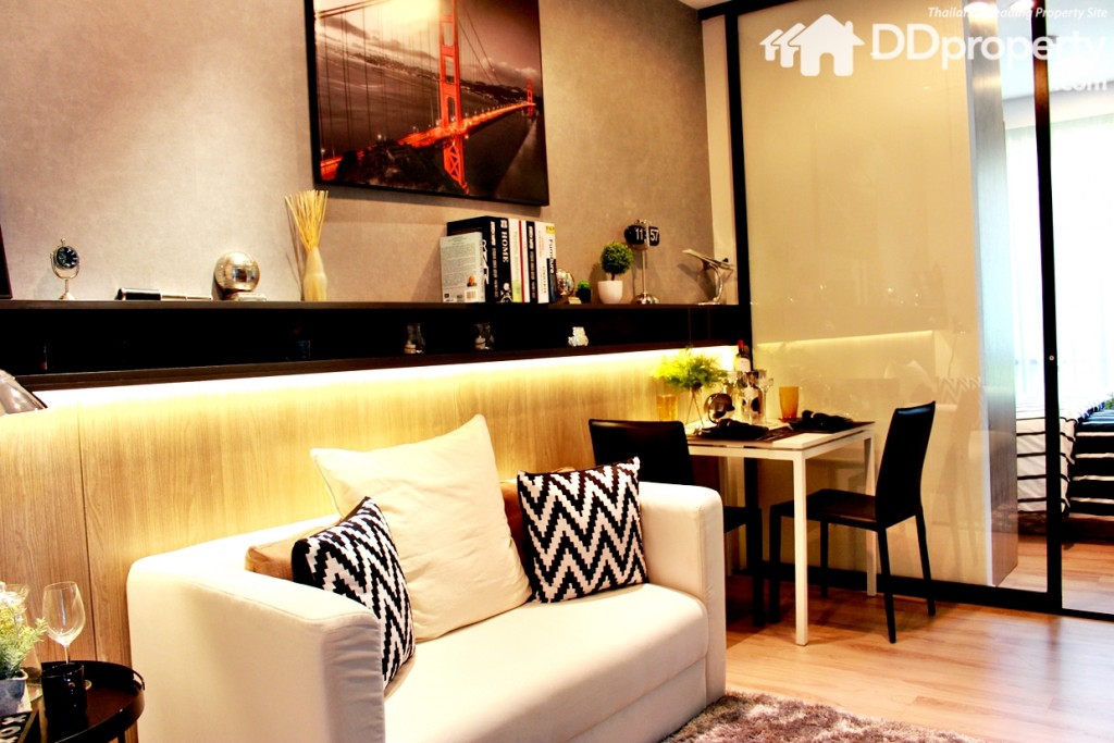 โซฟาและโต๊ะรับปนะทานอาหาร