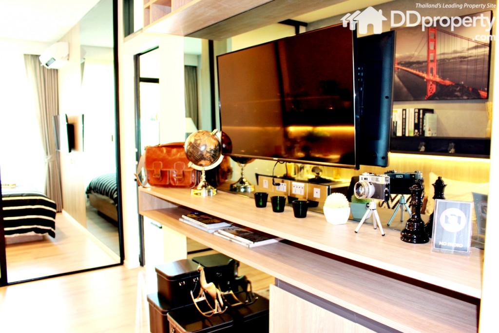 พื้นที่ชั้นวางของหน้าทีวี บิวท์อินแบบลอยตัวติดผนัง